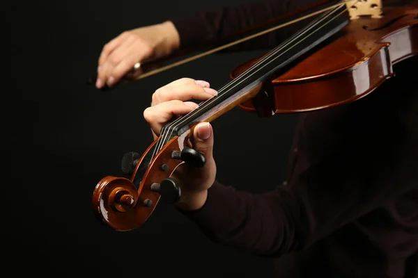 Violinisten spela fiol på mörk bakgrund — Stockfoto