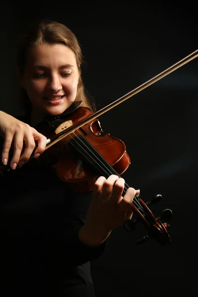 Violinista suonare il violino su sfondo scuro — Foto Stock