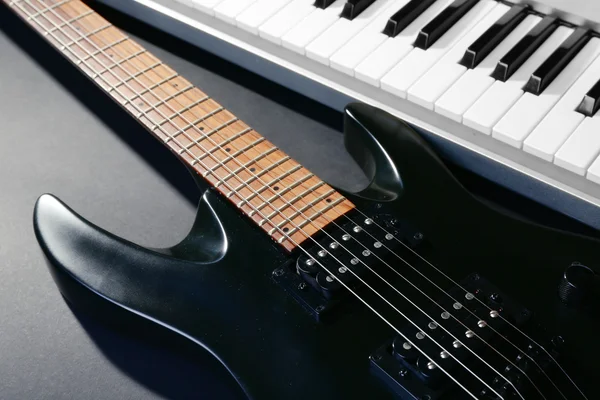Synthesizer en elektrische gitaar, close-up — Stockfoto