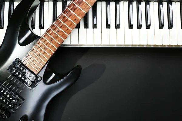 Synthétiseur et guitare électrique sur fond sombre — Photo