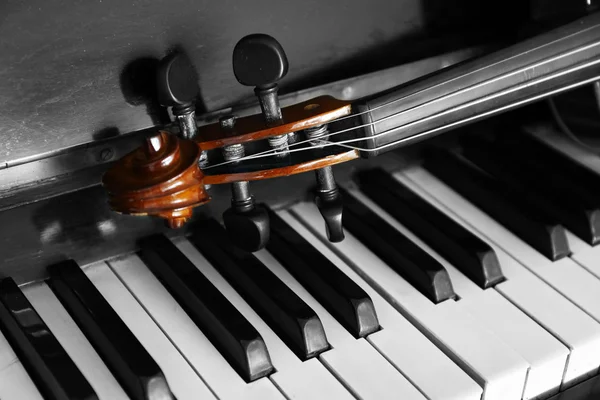 Violon sur touches de piano, gros plan — Photo