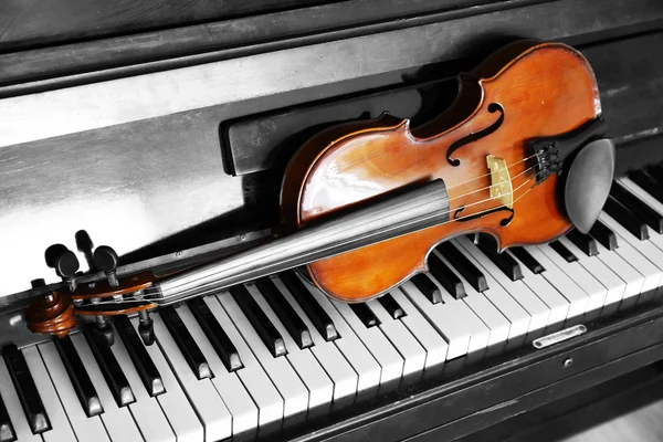 Violon sur touches de piano, gros plan — Photo