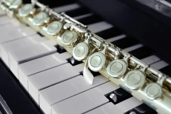 Flute on piano keys, closeup — Stock Photo, Image