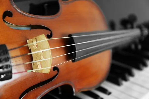 Violín con teclas de piano, primer plano —  Fotos de Stock