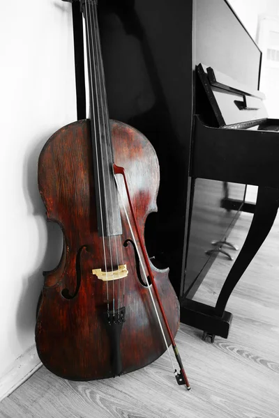 Cello in de buurt van piano, binnenshuis — Stockfoto