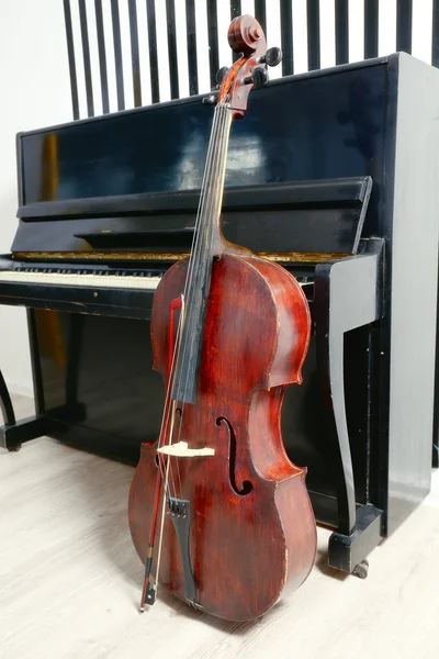 Cello nära piano, inomhus — Stockfoto