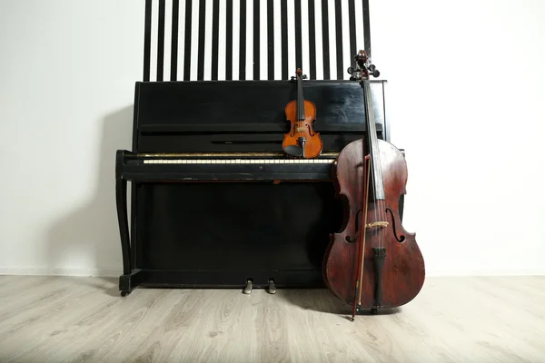 Пианино, виолончель и скрипка на белом фоне — стоковое фото