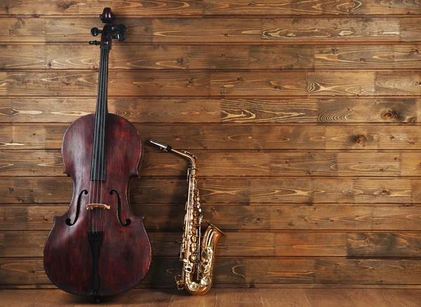 Instrumentos musicais em pranchas de madeira fundo — Fotografia de Stock