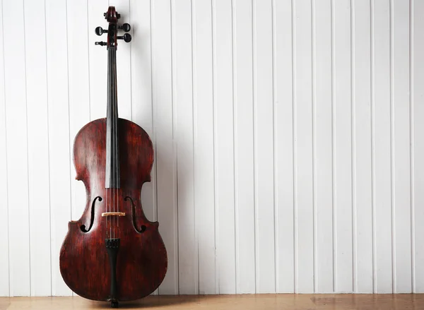 Violoncelle sur fond de planches de bois — Photo