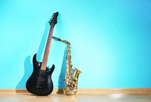 Muziekinstrumenten op turquoise wallpaper achtergrond — Stockfoto