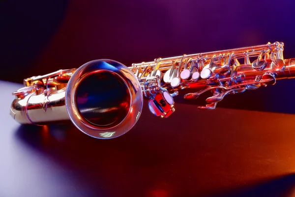 Gyllene saxofon på lila bakgrund — Stockfoto