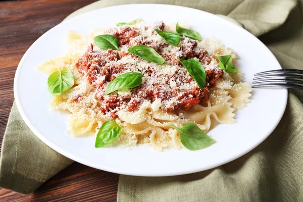 Pâtes bolognaise sur table en bois, gros plan — Photo