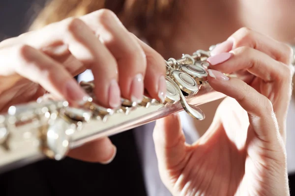 Musicista che suona il flauto, primo piano — Foto Stock