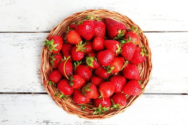 Ripe strawberries in wicker tray, top view — Stock Photo, Image