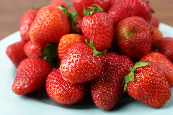 成熟的草莓在板，特写 — 图库照片