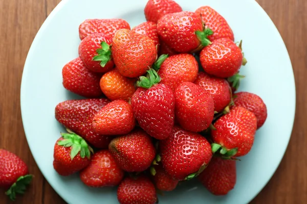 Ripe strawberries in plate, closeup — Stock Photo, Image