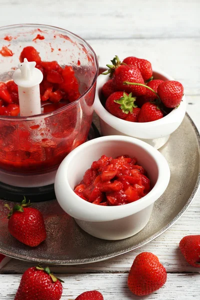 Reife Erdbeeren im Mixer auf Metalltablett auf Holztisch, Nahaufnahme — Stockfoto