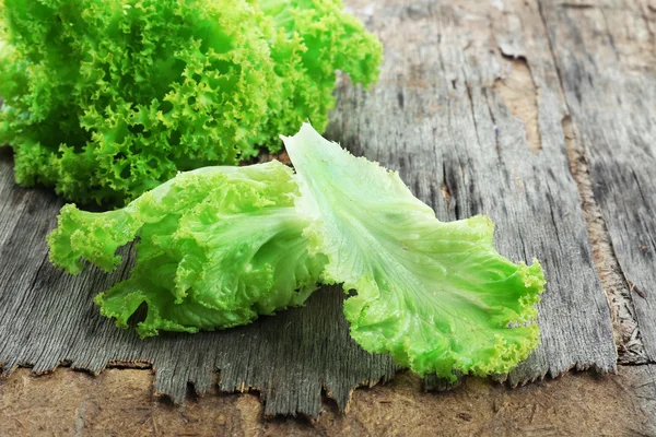 Frischer Salat auf rustikalem Holzgrund — Stockfoto