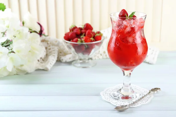 Dessert aux fraises avec glace en verre, sur table en bois, sur fond clair — Photo