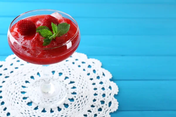 Makanan penutup Strawberry beku di kaca, di latar belakang kayu warna — Stok Foto