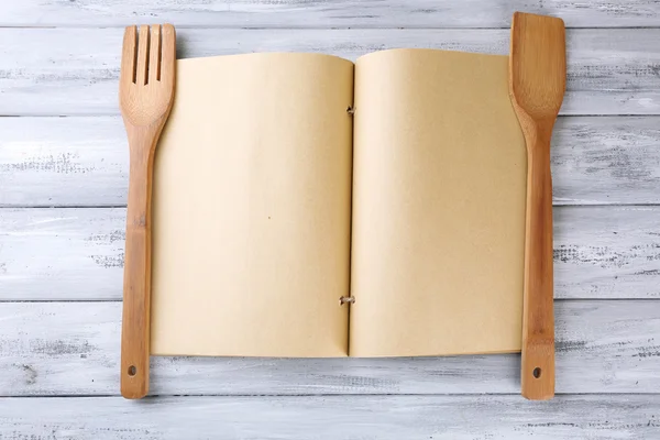 Libro de recetas abierto sobre fondo de madera — Foto de Stock