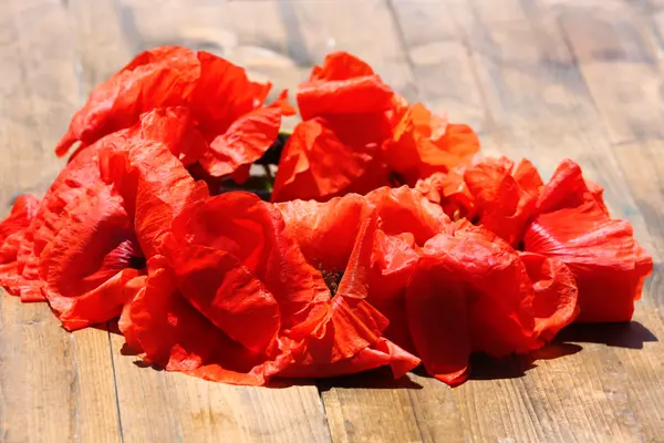 Red poppy flowers on wooden board, closeup — Stock Photo, Image