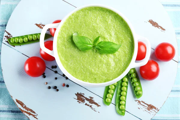 Soupe de pois et légumes savoureux sur la table close up — Photo