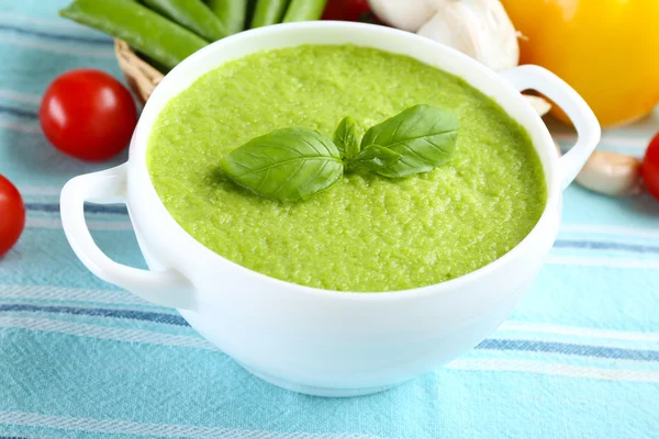 Leckere Erbsensuppe und Gemüse aus nächster Nähe auf dem Tisch — Stockfoto