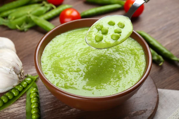Zuppa di piselli saporiti e verdure in tavola da vicino — Foto Stock