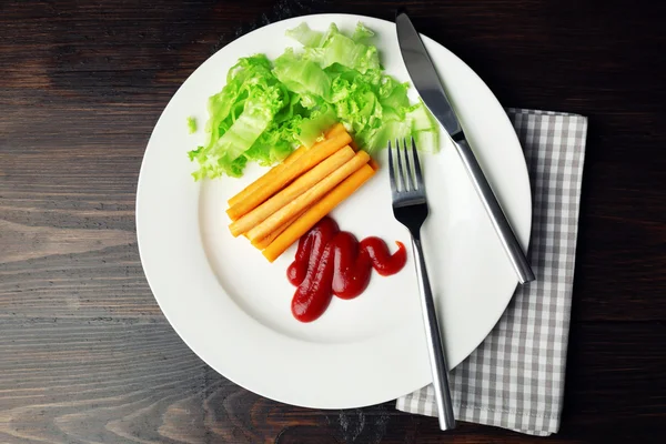 Сир Сулугуні з соусом і салатом на столі крупним планом — стокове фото