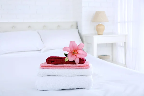 Čerstvě vyprané nadýchanými ručníky v interiéru ložnice — Stock fotografie