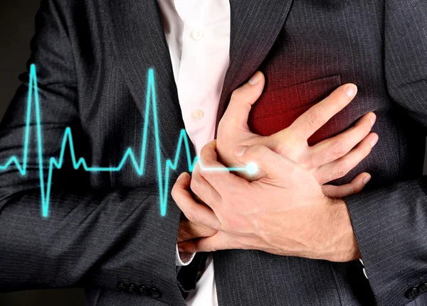 Чоловік має біль у грудях серцевий напад — стокове фото
