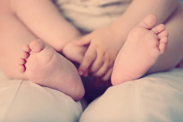 Manos y pies de bebé, primer plano — Foto de Stock