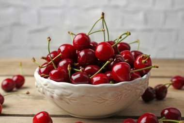 Tatlı kiraz ahşap masa üzerinde bir kapta yakın çekim