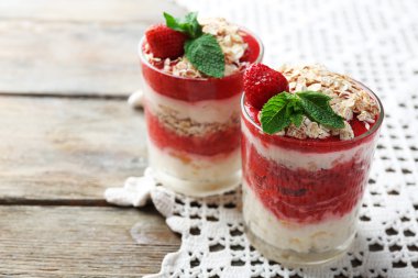 tatlı taze çilek, krem ve granola, renk ahşap masa arka plan üzerinde