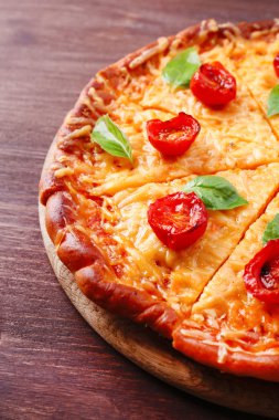 fesleğen ve kiraz domates masada lezzetli peynir pizza dilimlerini yakın çekim