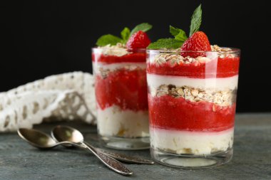 tatlı taze çilek, krem ve granola