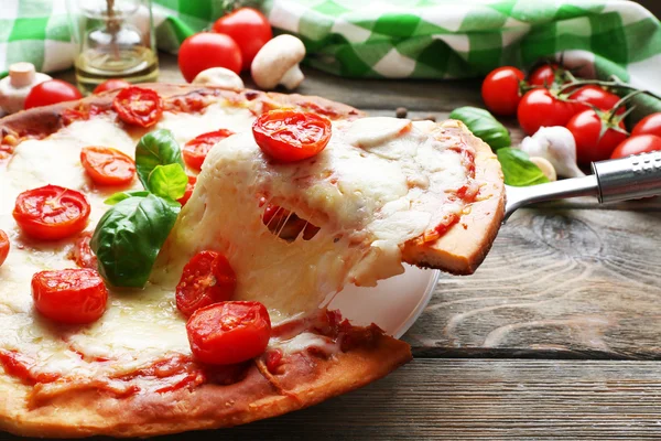 Pizza deliciosa com queijo — Fotografia de Stock