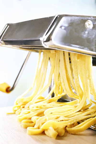 Making noodles with pasta machine — Stock Photo, Image