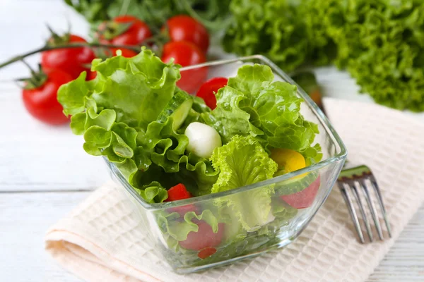 Salada de legumes frescos em tigela — Fotografia de Stock