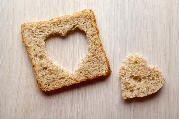 Kromka chleba z wycięte w kształt serca — Zdjęcie stockowe