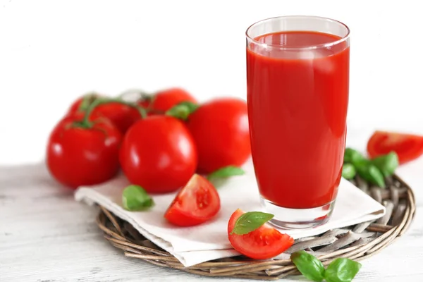 Tomato juice and fresh tomatoes — Stock Photo, Image