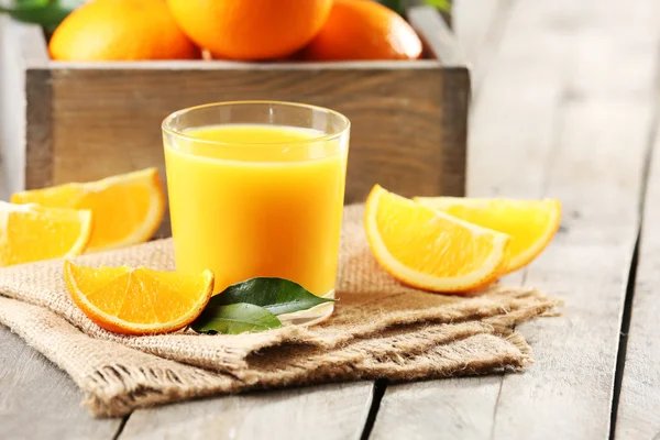 Succo d'arancia sul tavolo — Foto Stock
