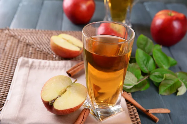 Glass of apple juice — Stock Photo, Image