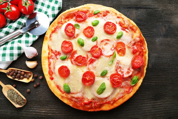 Pizza deliciosa com queijo e tomate cereja — Fotografia de Stock