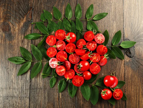 Cherry tomatoes arranged in heart shape — Stockfoto