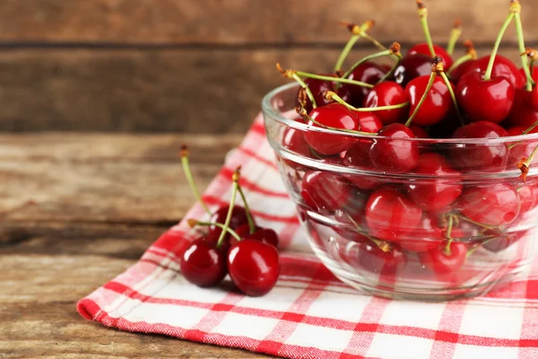 Cerises fraîches dans un bol en verre — Photo