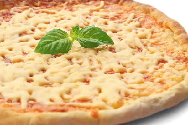 Сырная пицца с базиликом — стоковое фото