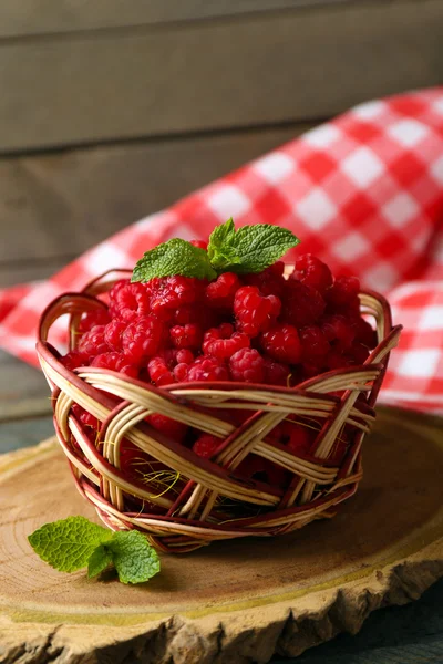 Sweet raspberries in wicker basket — Stock Photo, Image