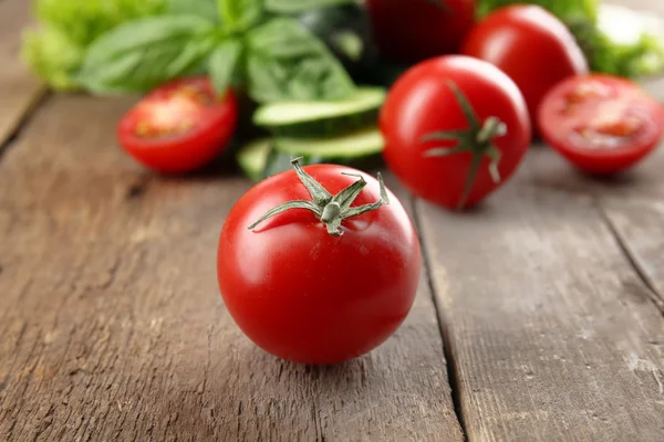 Färska grönsaker på trä bakgrund — Stockfoto